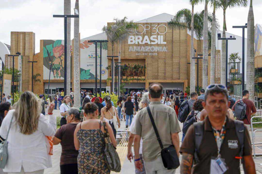 Pessoas chegam na entrada da área da Green Zone (Área Verde), na COP30. Foto Bruno PeresAgência Brasil