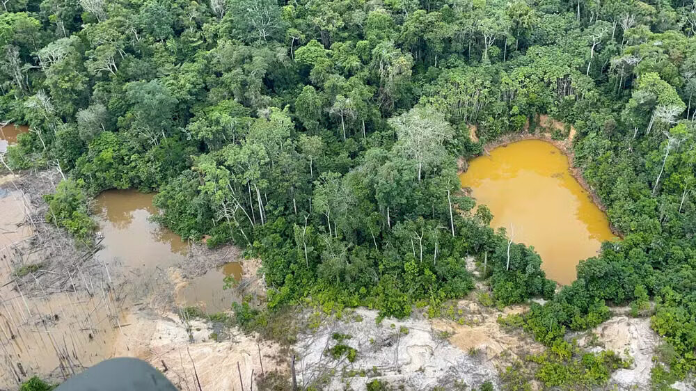 buraco deixado na terra yanomami por garimpo de mercúrio