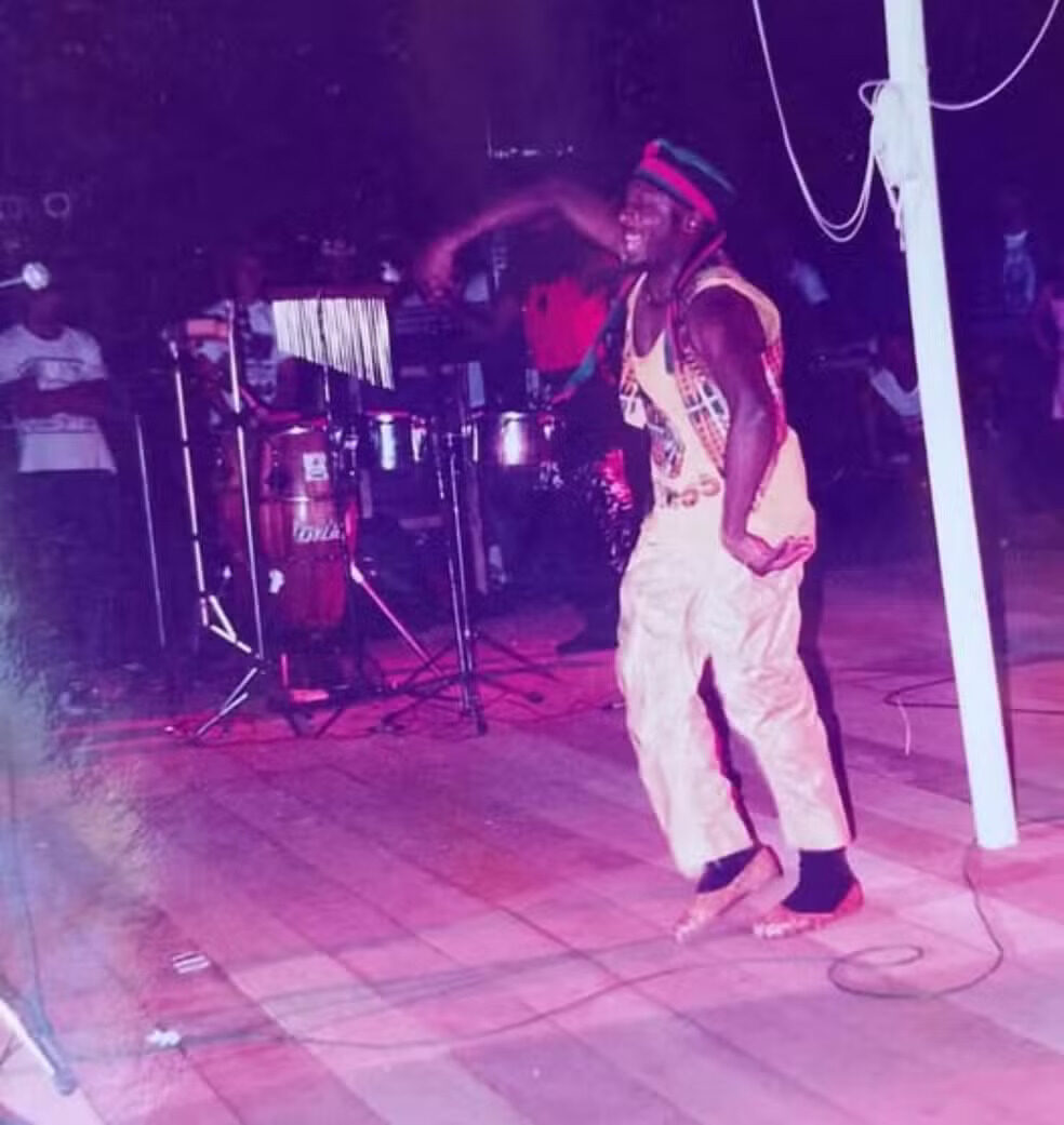 Foto rara mostra a lenda do reggae Jimmy Cliff cantando no Ginásio Canarinho em 1991 — Foto: Arquivo Pessoal/Marinho da Luz
