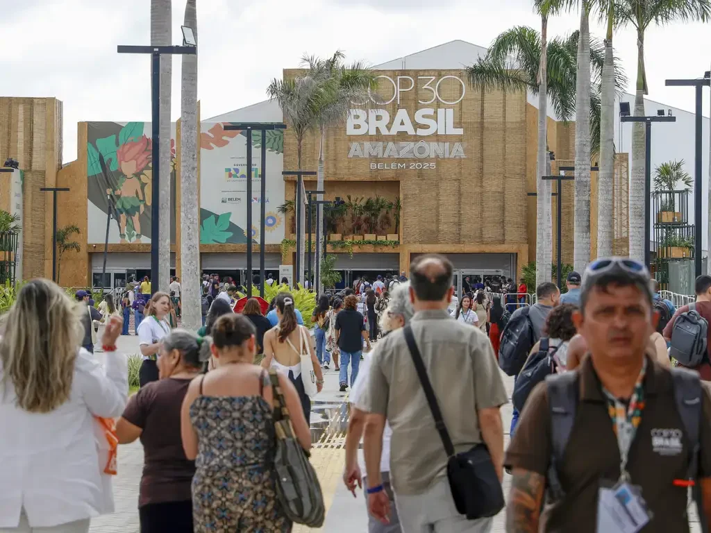 Pessoas chegam na entrada da área da Green Zone (Área Verde), na COP30. Belém/Pará/Amazônia/2025. Foto: Bruno Peres/Agência Brasil
