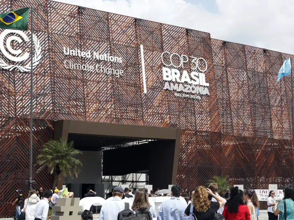 Pessoas em frente a fachada do pavilhão, chegam para participar de plenárias na COP30. Foto: Bruno Peres/Agência Brasil
