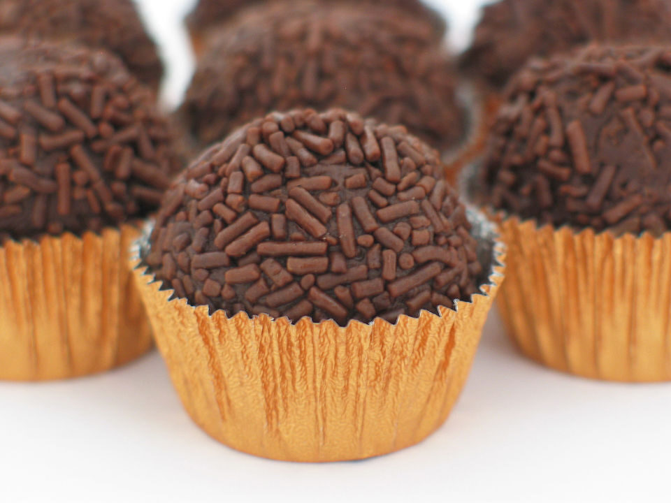 Brigadeiro - doce clássico brasileiro, feito com chocolate e leite condensado.
