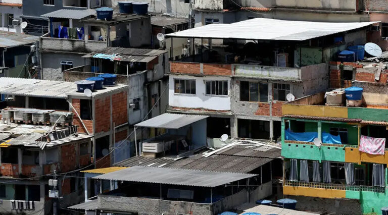 Mais de 60% dos moradores das favelas e comunidades urbanas moravam em locais sem árvore