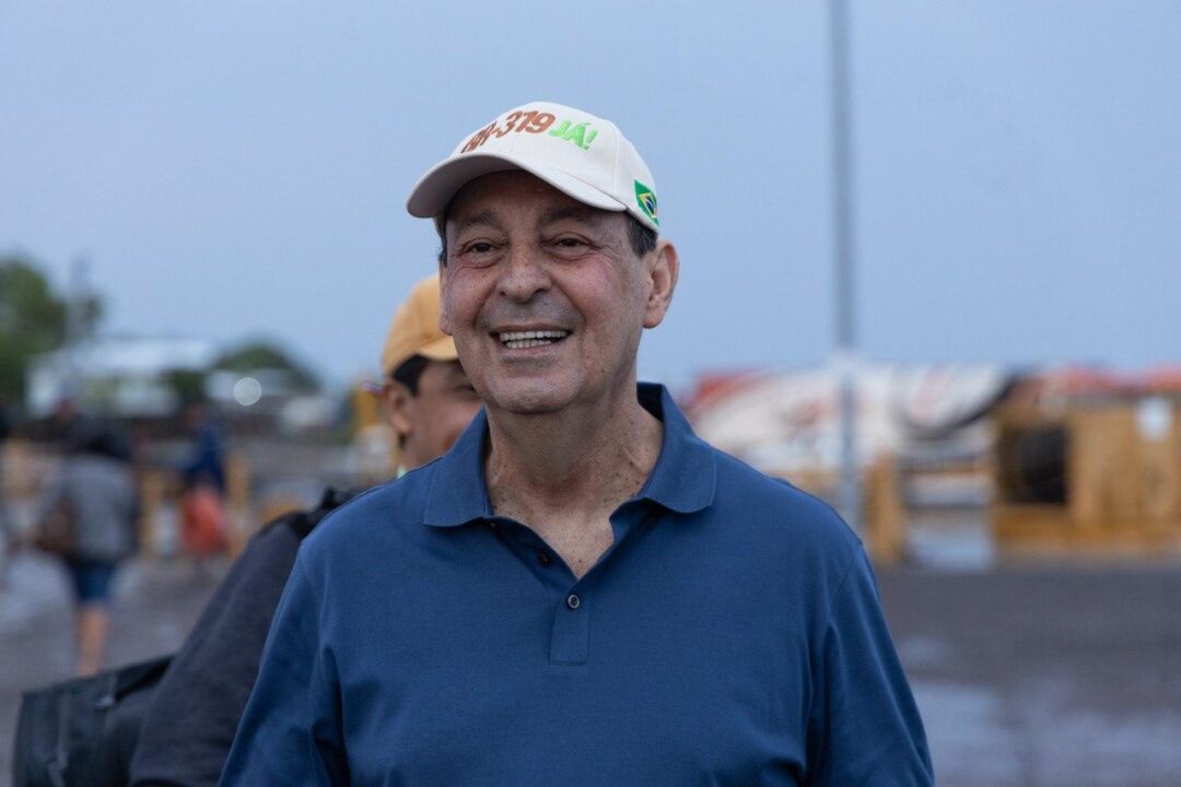 Senador Omar Aziz, líder na pesquisa eleitoral