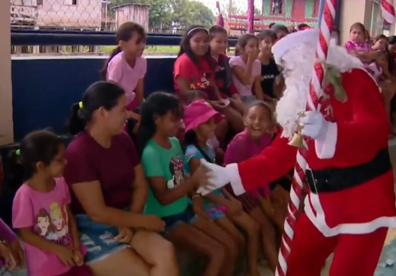 Projeto 'Amigos do Papai Noel' atende crianças ribeirinhas do Amazonas há 27 anos