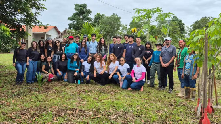 Espaço indígena no Acre reúne saberes tradicionais e acadêmicos para recuperar área degradada pelo fogo
