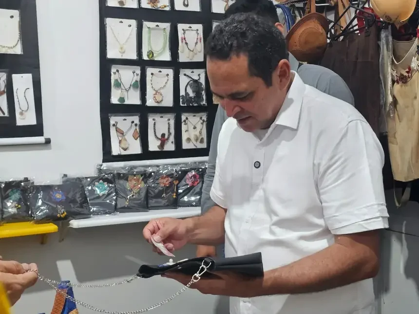 O secretário de estado da Educação, Paulo Lemos, durante visita na escola de Pesca onde o projeto é realizado.