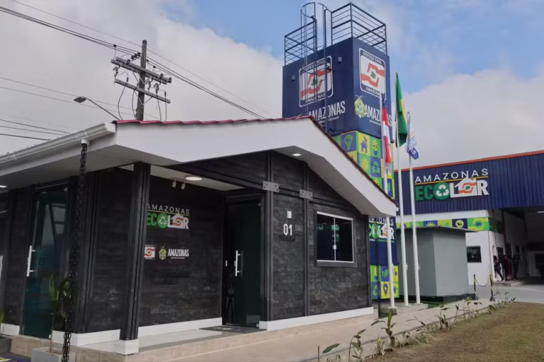 Ecolar: casa de plástico reciclável é proposta pelo Governo como moradia popular no Amazonas