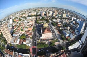 Imagem colorida mostra vista aérea de Manaus próximo ao centro da cidade com Teatro Amazonas em destaque