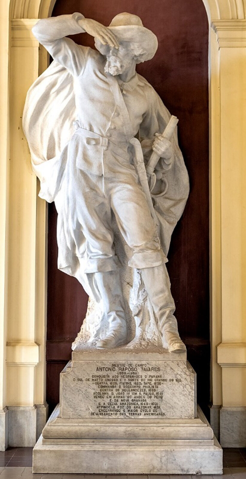 Imagem colorida mostra estátua do sertanista Raposo Tavares no Museu do Ipiranga, em São Paulo (SP).