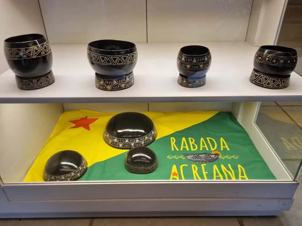 Estabelecimentos do AC vendem rabada no tucupi na cuia, também usada para tomar tacacá