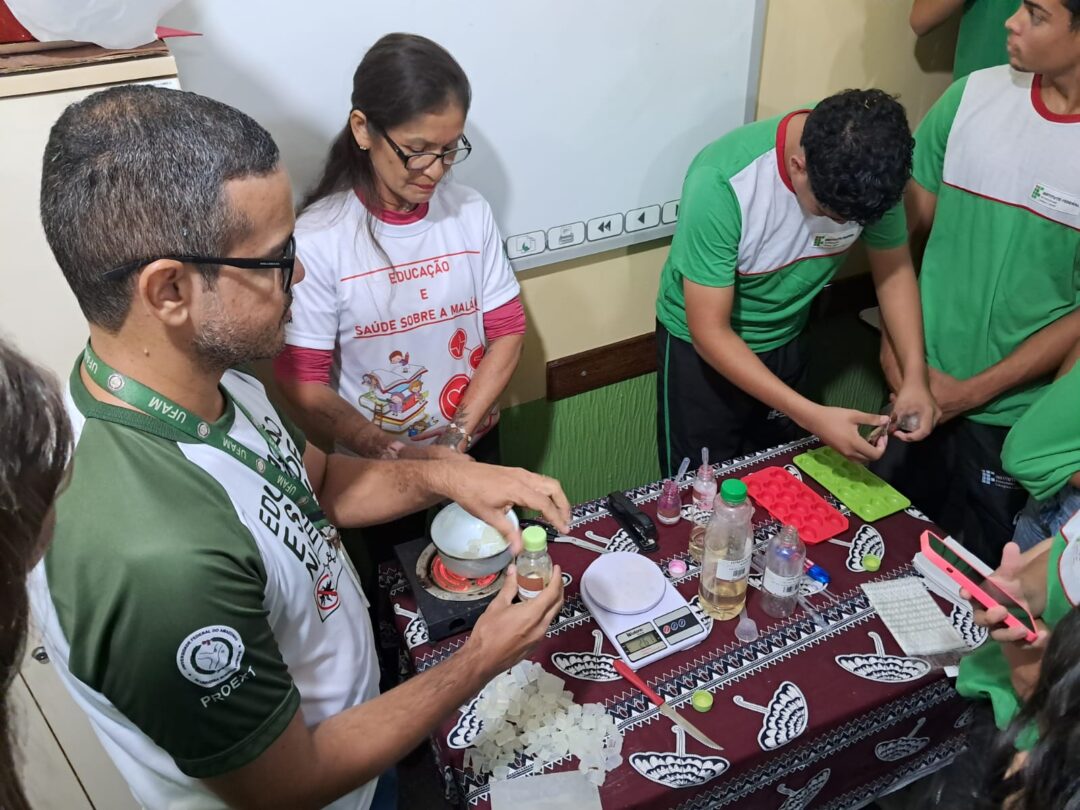 Sabonetes e velas são usadas como repelentes contra dengue e malária em Humaitá, no Amazonas