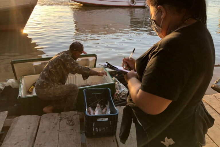 Pescadores ajudam cientistas a mapear prejuízos das barragens do Madeira para a pesca