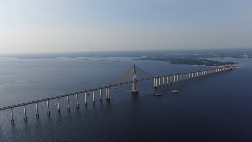 águas do rio negro em manaus sob a ponte phelippe daou