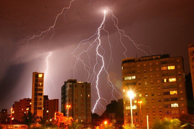 raios são descargas elétricas.