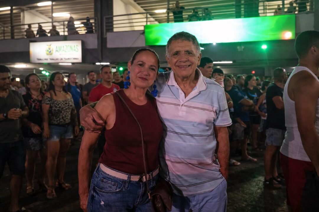 Imagem colorida mostra casal de torcedores do Caprichoso no Carnaboi 2026