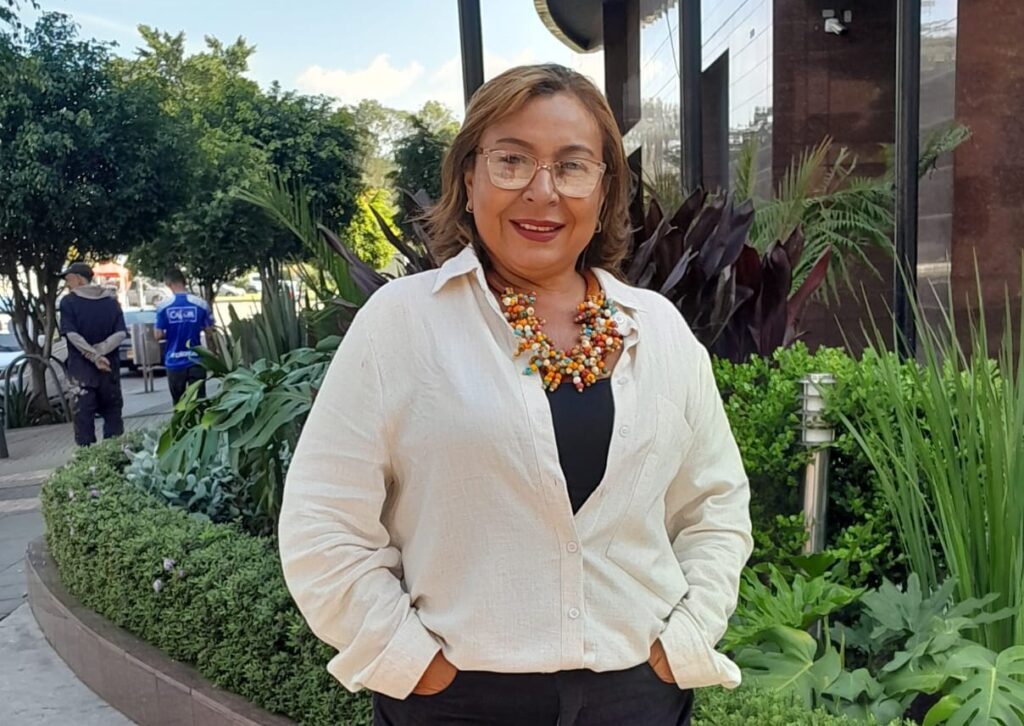 Imagem colorida mostra a artesã Márcia Silva