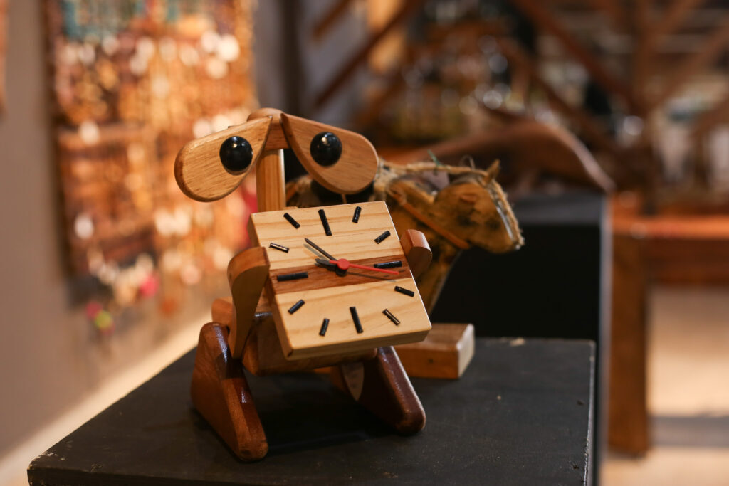 Imagem colorida mostra peças de madeira na Casa do Artesanato