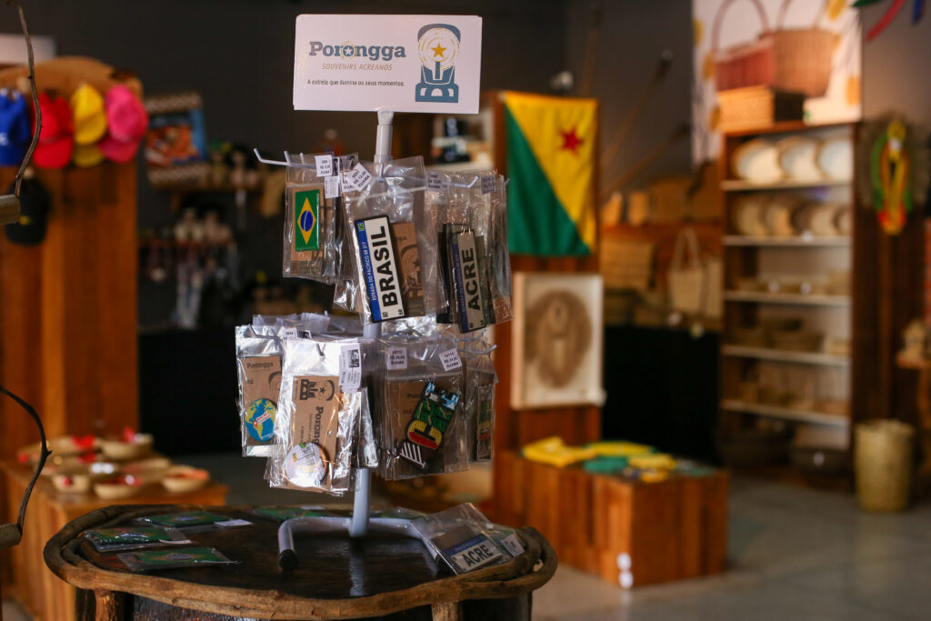 Imagem colorida mostra chaveiros que também são artesanatos