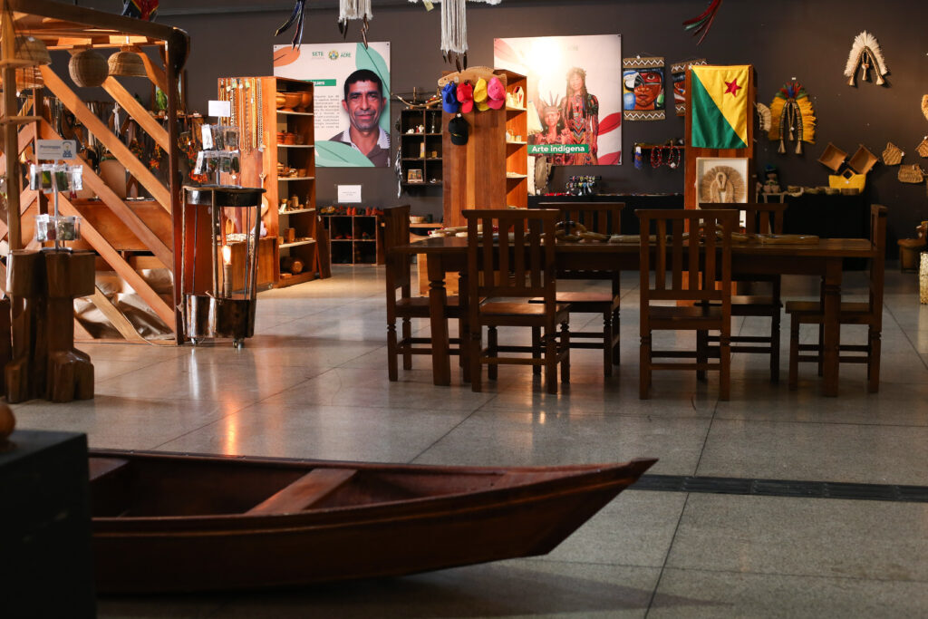 Imagem colorida mostra parte interna da Casa do Artesanato