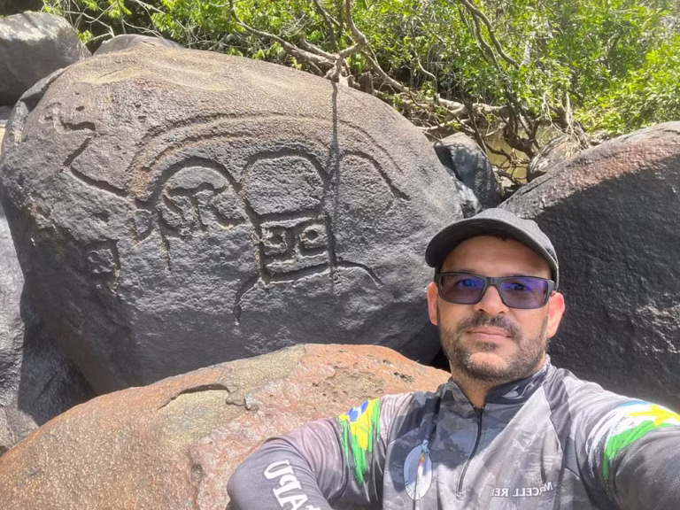 Pescador encontra desenhos rupestres em pedras durante expedição em Roraima
