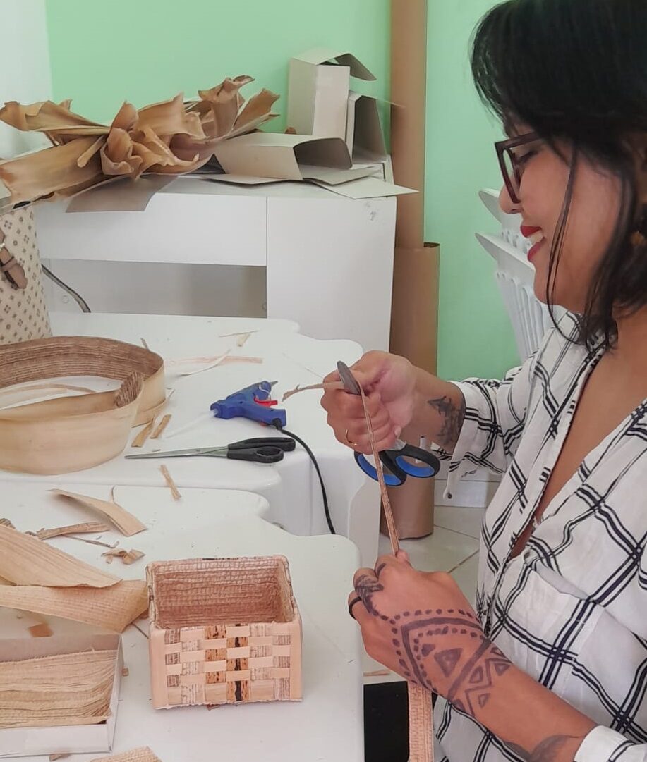 O artesanato com fibra de bananeira agrega valor a um resíduo agrícola abundante na região foto iara umbelino