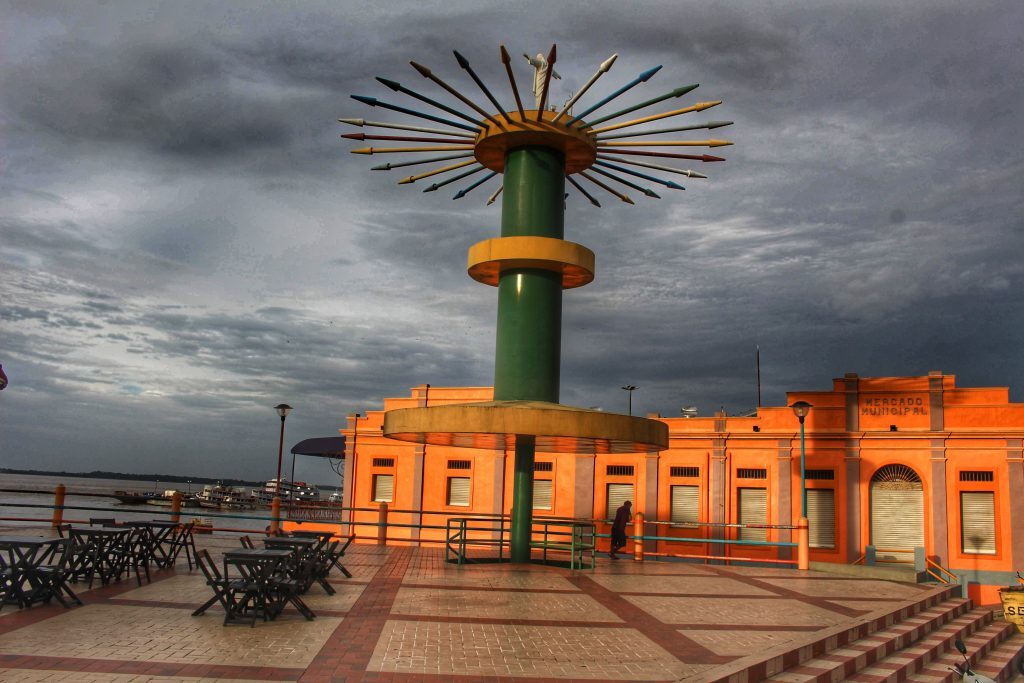 Imagem colorida mostra Praça Digital com vistas para a orla