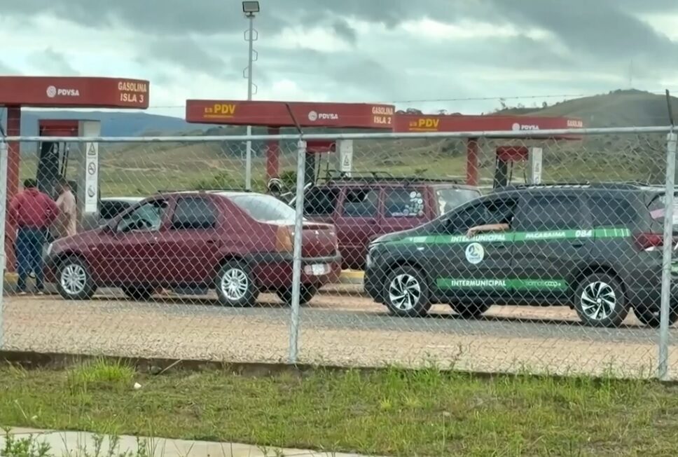 Posto de gasolina no lado venezuelano da fronteira com o Brasil, onde fila de brasileiros se forma para abastecer — Foto: Ailton Alves/Rede Amazônica