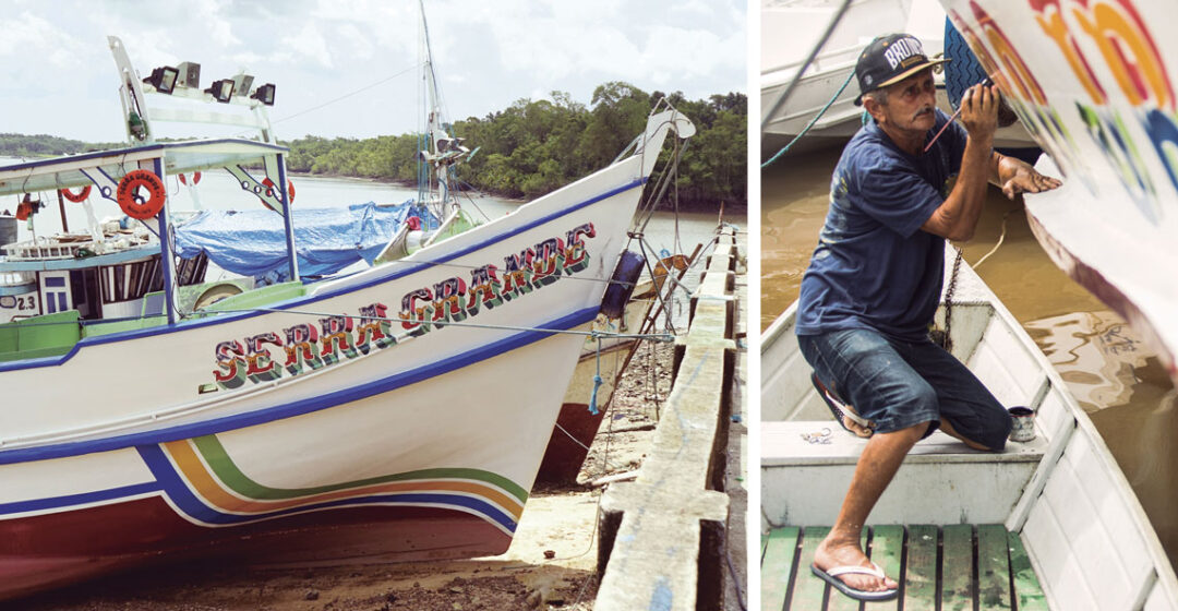 imagem colorida mostra pintor escrevendo palavras em casco de barco