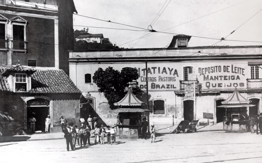 Imagem em preto em branco mostra fachada de prédio antigo no Rio de Janeiro com letreiras escritas a mão