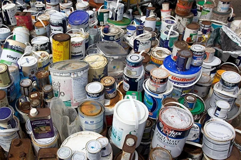 Latas de tintas vencidas ou usadas