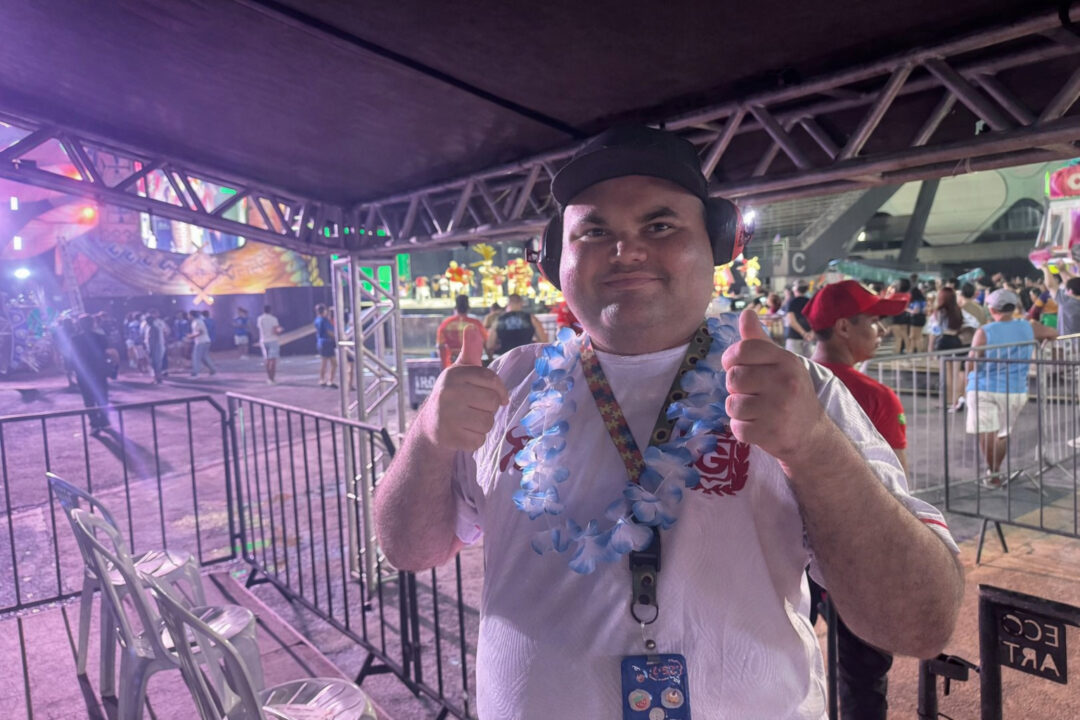 Imagem colorida mostra o autista Felipe Souza pousando para foto no espaço para PCDs no Carnaboi 2026