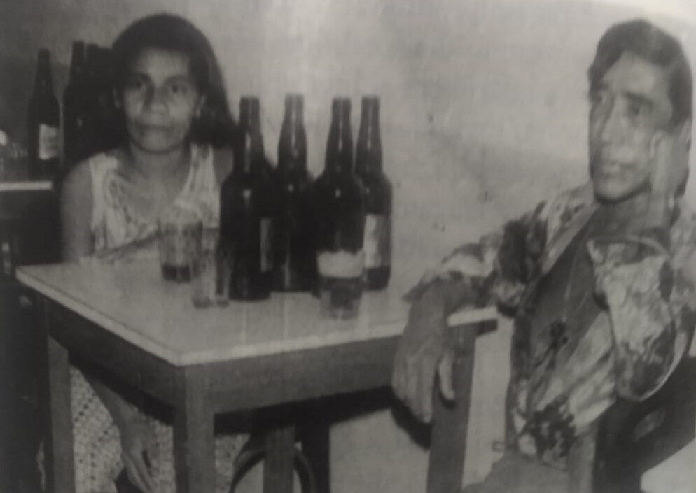 Lauro Chibé e uma amiga, em bar no bairro Educandos. Foto: Blog do Simão