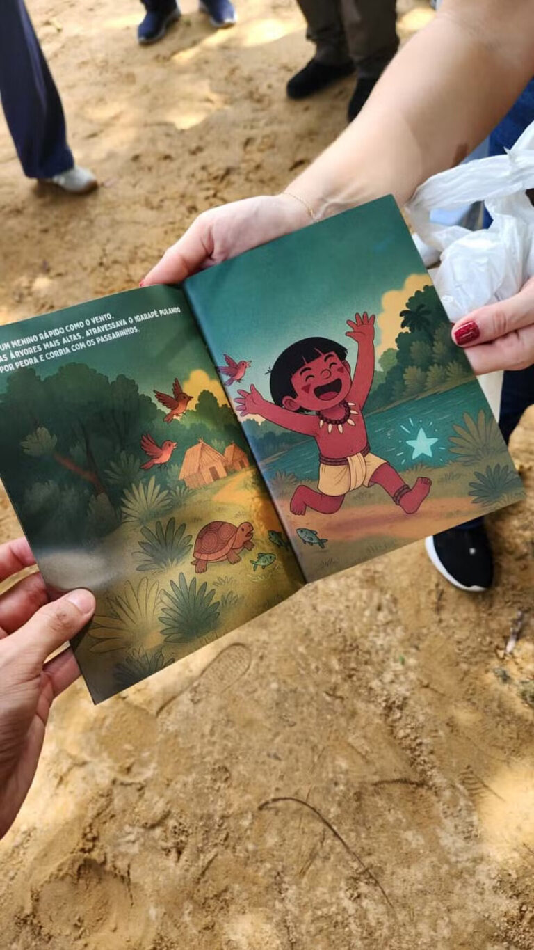 Livros com histórias e saberes da comunidade Duraca são entregues para as crianças da própria etnia