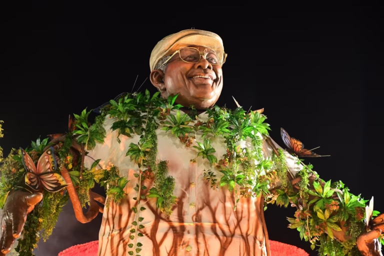 Mestre Sacaca, ervas medicinais e ancestralidade do Amapá marcam desfile da Mangueira