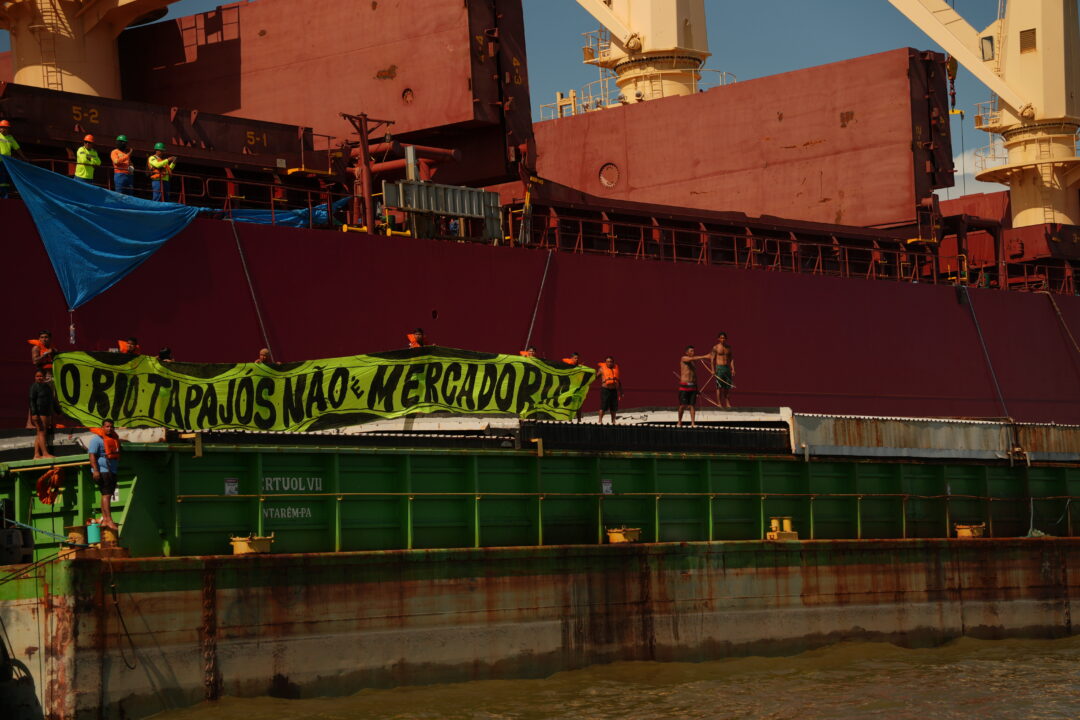 Indígenas ocuparam balsa de transporte de grãos.
