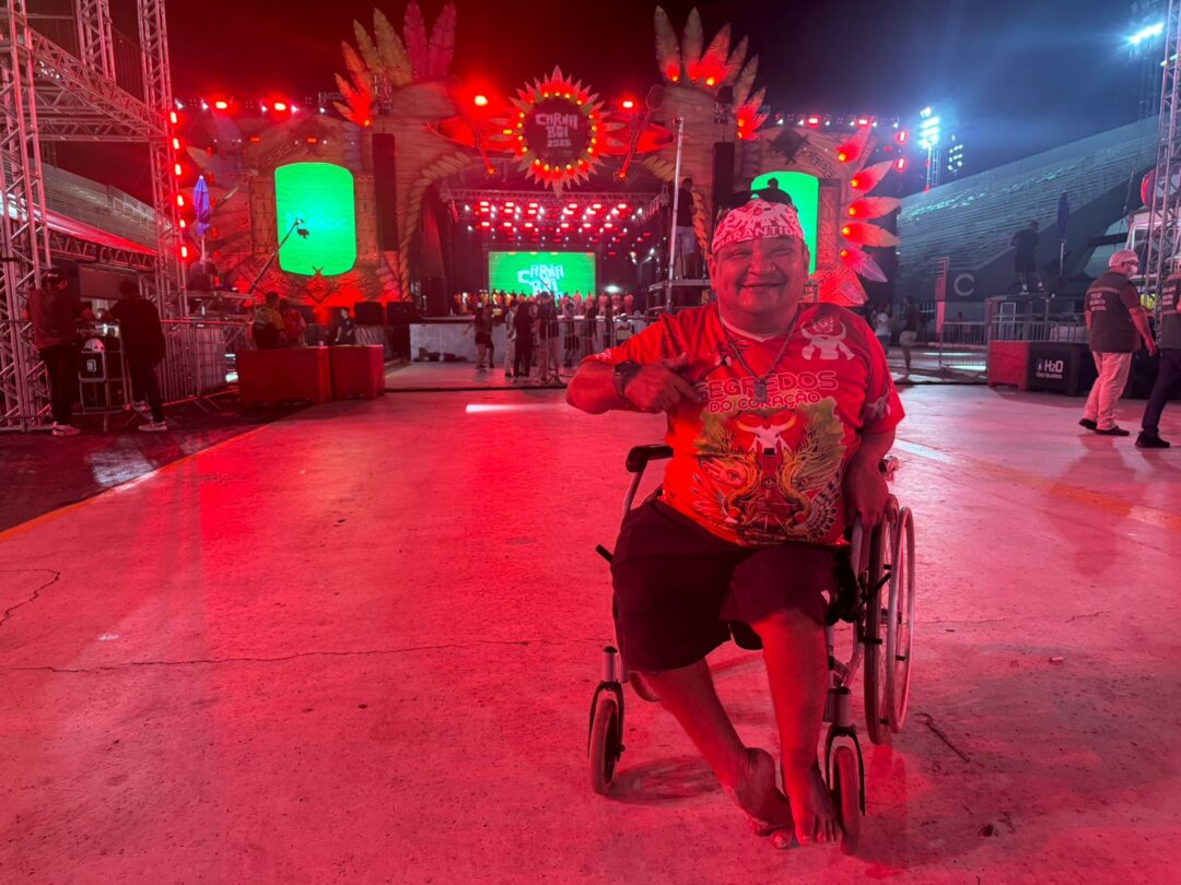 Imagem colorida mostra o PCD Rogério Nascimento curtindo o Carnaboi 2026 próximo ao espaço para PCDs