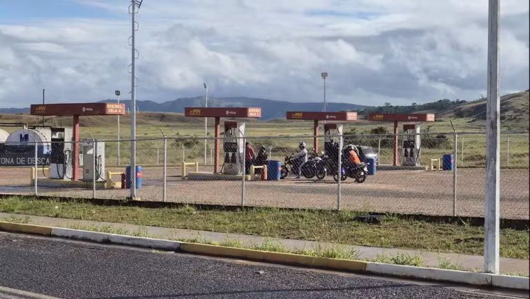 Fila de brasileiros: por que posto na Venezuela vende gasolina mais barata que no Brasil?