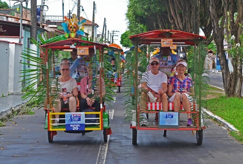 Imagem colorida mostra dois triciclos de Parintins vistos de frente