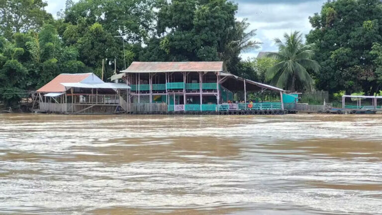 Restaurante flutuante no Rio Acre vira ponto turístico ao unir culinária regional e histórias de família
