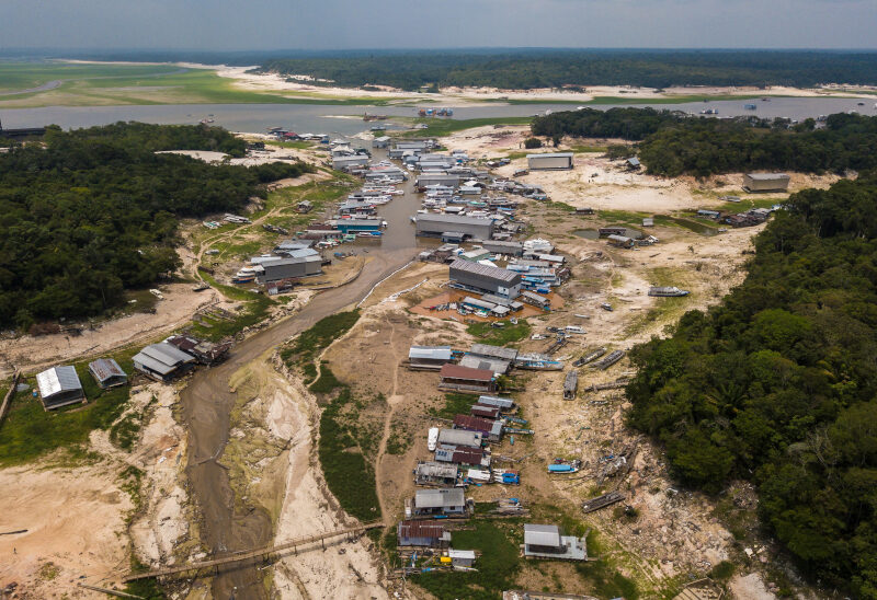 El Niño. Em 2023, seca severa associada a onda de calor levou a temperaturas inéditas em rios e lagos da Amazônia: em alguns locais, as águas ultrapassaram 37 °C e um dos lagos monitorados chegou a atingir 41 °C . imagem: Rafa Neddermeyer/Agência Brasil