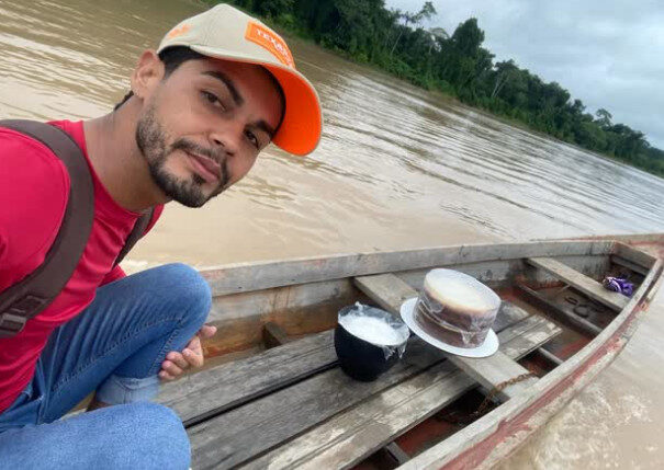 De barco, confeiteiro navega por rio para entregar bolos em comunidades no Acre