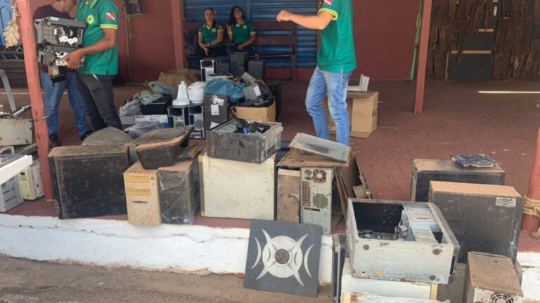 Entenda como o descarte incorreto de resíduos eletrônicos prejudica o solo e soluções indicadas por especialistas