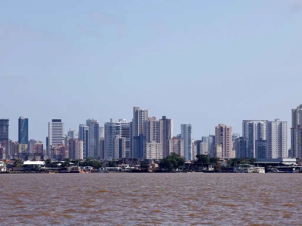 Rio Guamá e a cidade de Belém ao fundo. 