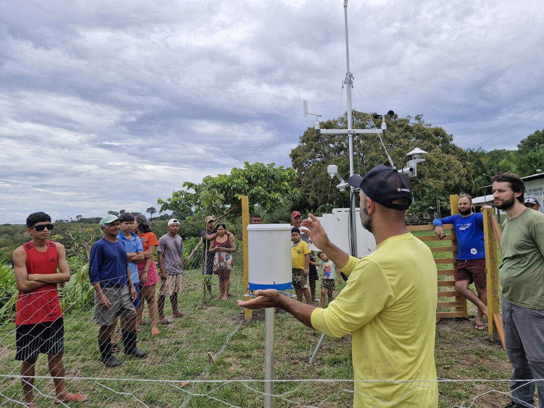 estação meteorológica na comunidade Bom Jesus da Ponta da Castanha, localizada na Floresta Nacional de Tefé, no município de Alvarães (AM).
