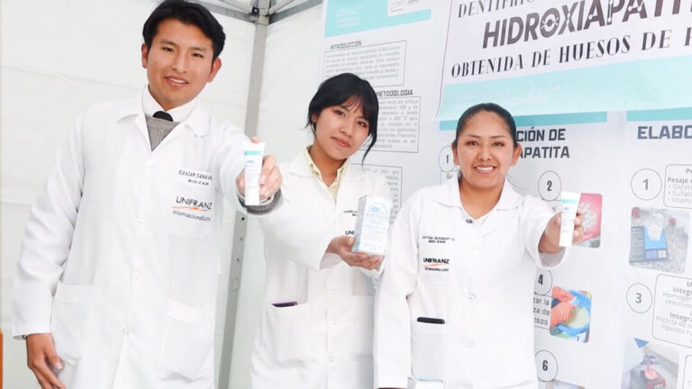 Estudantes bolivianos criam pasta de dente feita com espinhas de peixe que ajuda a restaurar o esmalte dos dentes