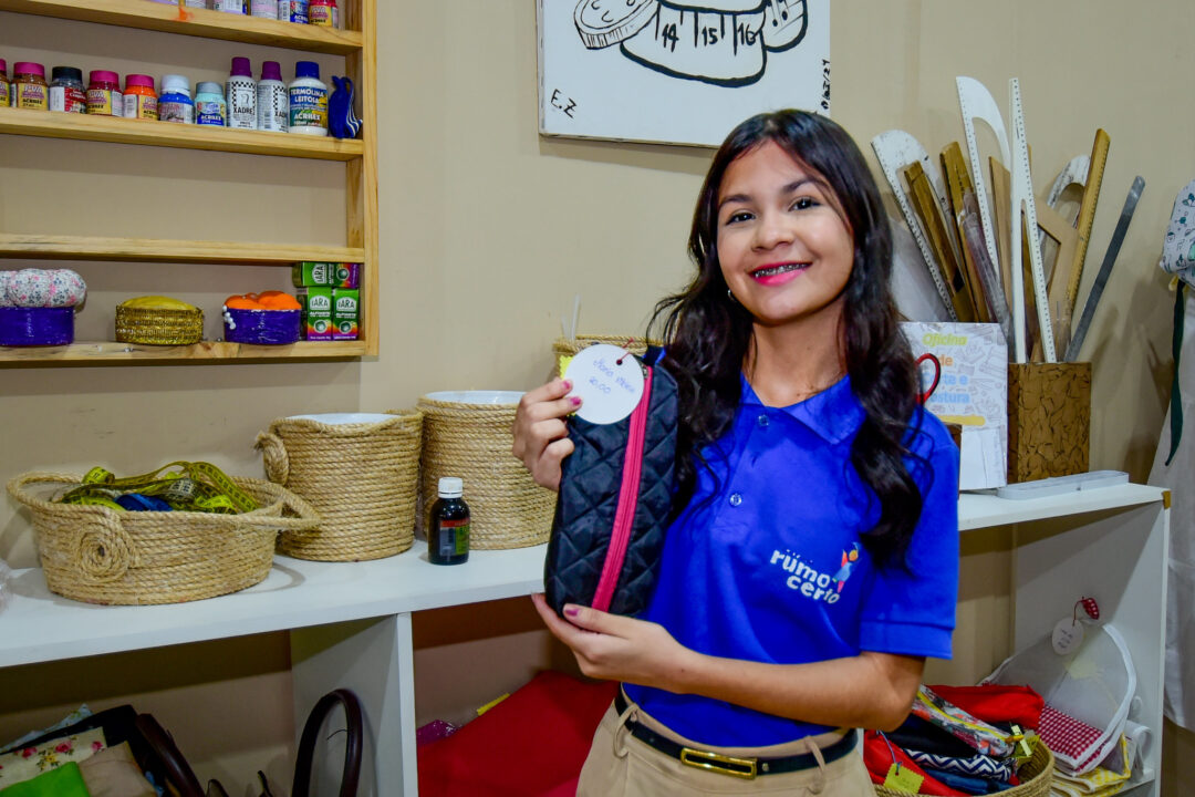 Do zero à renda própria: Maria Vitória aprendeu a produzir e vender suas criações. Crédito: PMBV.