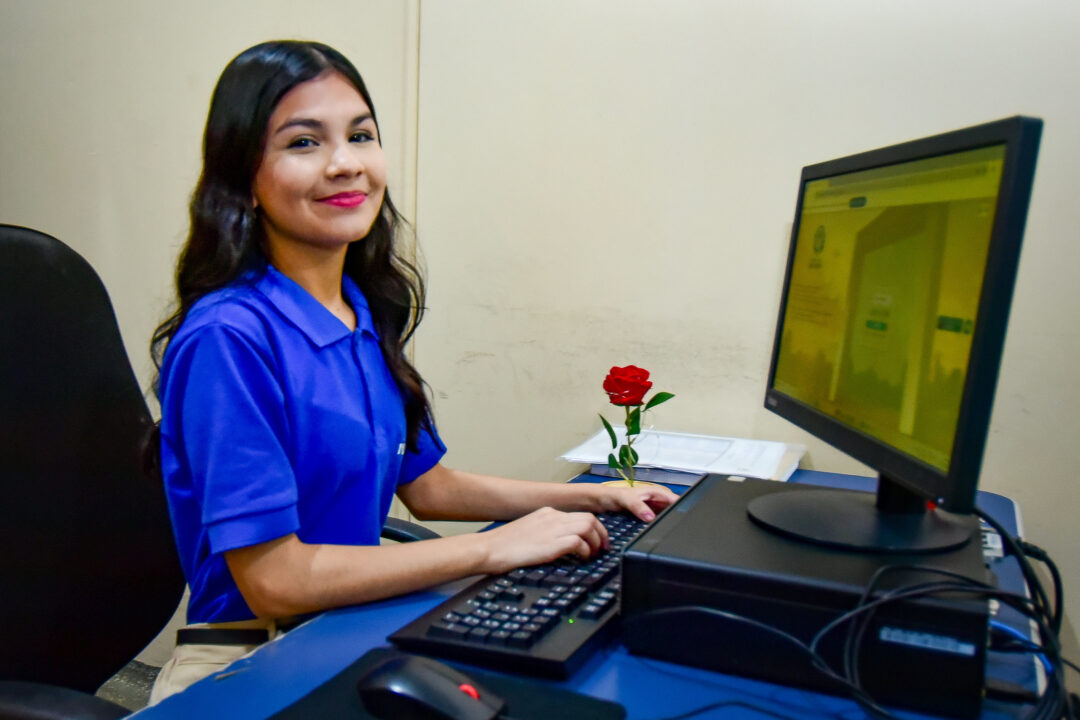 De integrante a estagiária: hoje, Maria Vitória produz declarações e ofícios para outros departamentos do município. Foto: Prefeitura Municipal de Boa Vista