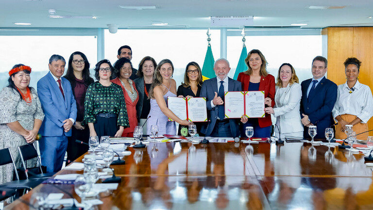 Presidente Lula sanciona três leis que ampliam proteção a mulheres indígenas e reforçam combate à violência doméstica