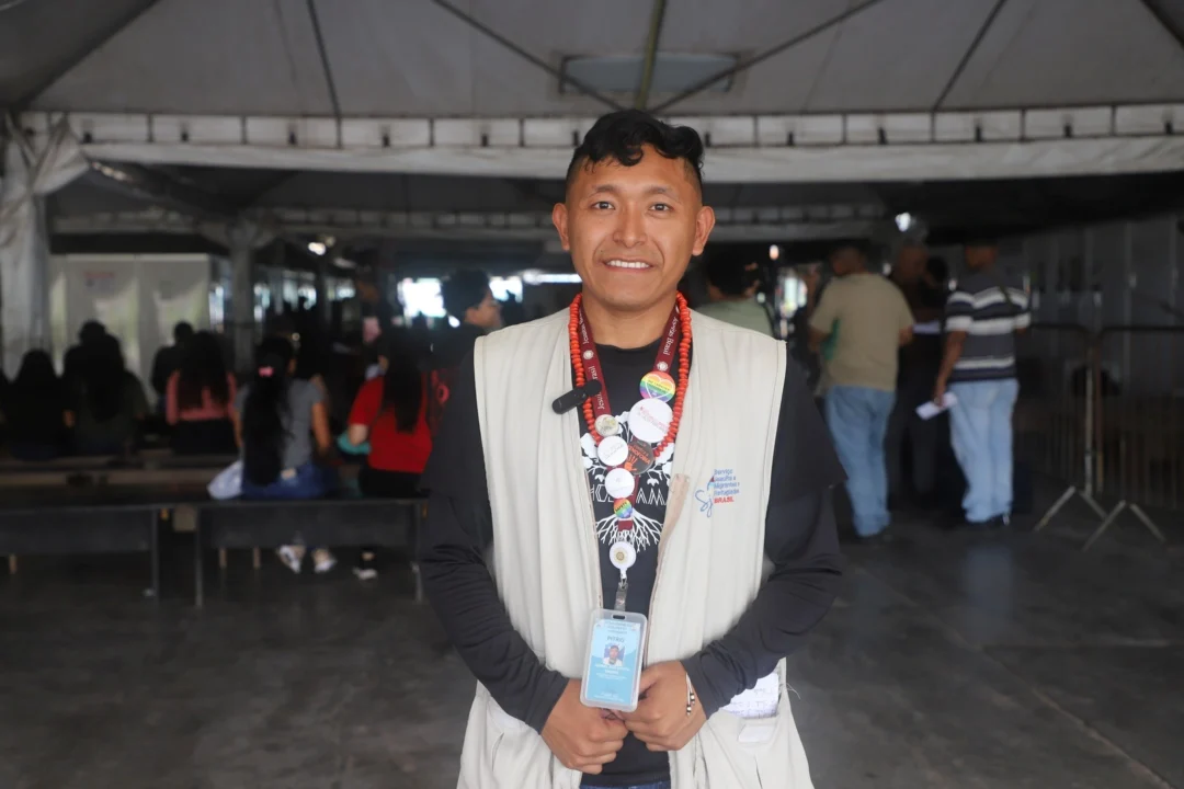 Dentre as etnias mais atendidas por Gabriel, estão os povos Warao, Taurepang, Wayúu, Kari'ña, E’ñepa, mas ele se orgulha em identificar outras tantas no Posto de Triagem da Operação Acolhida em Pacaraima. Foto: Miguel Pachioni/UNHCR